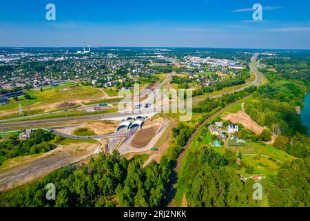 Bau neuer Umgehungsstraßen und Tunnel in Kaunas, Litauen an der Küste der Kaunas-Lagune. Drohnenansicht aus der Luft Stockfoto