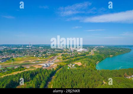 Bau neuer Umgehungsstraßen und Tunnel in Kaunas, Litauen an der Küste der Kaunas-Lagune. Drohnenansicht aus der Luft Stockfoto