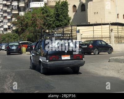 Kairo, Ägypten, 4. August 2023: Ein altes schwarz-weißes Cairo Egyptian Taxi, Kairo Taxi mit altem Stil und altem Zähler, der durch das neue wh ersetzt wird Stockfoto