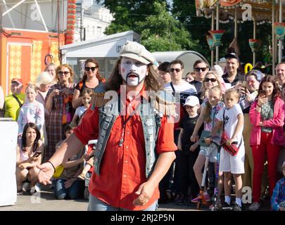 ARKHANGELSK, RUSSLAND, 2023. Juni 23: Vorstellung eines Clowns im Poteshny Dvor während des Straßentheater Festivals Stockfoto