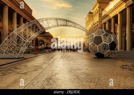 Inmitten der FIFA-Weltmeisterschaft 2022 in Katar zeigt ein fesselndes Foto das atemberaubende Katara Cultural Village. Gebadet im warmen Licht der untergehenden Sonne, der Vill Stockfoto