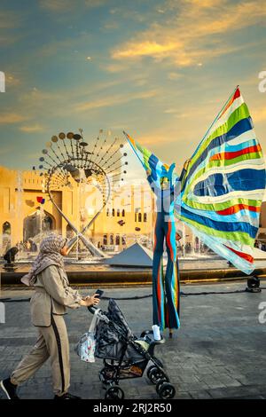 Inmitten der FIFA-Weltmeisterschaft 2022 in Katar zeigt ein fesselndes Foto das atemberaubende Katara Cultural Village. Gebadet im warmen Licht der untergehenden Sonne, der Vill Stockfoto