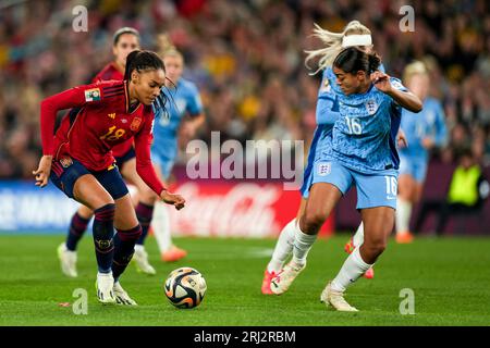Sydney, Australien. August 2023. Sydney, Australien, 20. August 2023: Salma Paralluelo (18 Spanien) und Jess Carter (16 England) kämpfen während des Fussballfinalspiels der FIFA-Frauen-Weltmeisterschaft 2023 zwischen Spanien und England im Stadion Australia in Sydney, Australien. (Daniela Porcelli/SPP) Credit: SPP Sport Press Photo. Alamy Live News Stockfoto