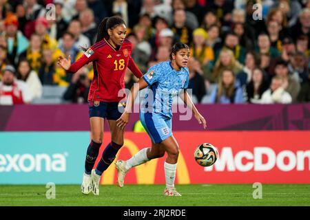 Sydney, Australien. August 2023. Sydney, Australien, 20. August 2023: Salma Paralluelo (18 Spanien) und Jess Carter (16 England) kämpfen während des Fussballfinalspiels der FIFA-Frauen-Weltmeisterschaft 2023 zwischen Spanien und England im Stadion Australia in Sydney, Australien. (Daniela Porcelli/SPP) Credit: SPP Sport Press Photo. Alamy Live News Stockfoto