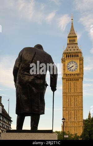 London, Großbritannien - 28. Juli 2023; Elizabeth Tower und Big Ben mit der Statue von Sir Winston Churchill im Abendlicht Stockfoto