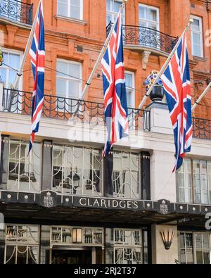 London, Großbritannien - 30. Juli 2023; Fassade des Claridge's Hotels mit Union Jack Flaggen und Namen in Mayfair Stockfoto