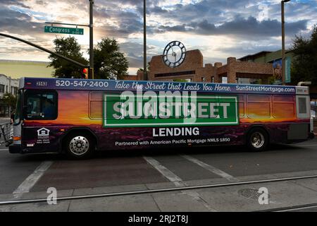 Öffentliche Verkehrsmittel in Tucson AZ mit farbenfroher Werbefolie an den Seiten und hinten. Stockfoto