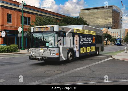 Öffentliche Verkehrsmittel in Tucson AZ mit farbenfroher Werbefolie an den Seiten und hinten. Stockfoto