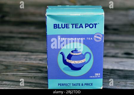 Giza, Ägypten, 12. August 2023: Blue Tea Pot Premium feiner schwarzer Tee, perfekter Geschmack, 250 Gramm, eine Art Tee, die mehr oxidiert als Oolong, gelb, W Stockfoto