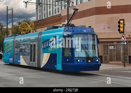 Öffentliche Verkehrsmittel in Tucson AZ mit farbenfroher Werbefolie an den Seiten und hinten. Stockfoto