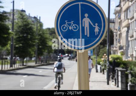 Brüssel, Belgien. August 2023. Ein Verkehrsschild, das auf eine Fahrradspur und einen Fußweg hinweist, das am Sonntag, den 20. August 2023 in Brüssel abgebildet ist. BELGA PHOTO NICOLAS MAETERLINCK Credit: Belga News Agency/Alamy Live News Stockfoto