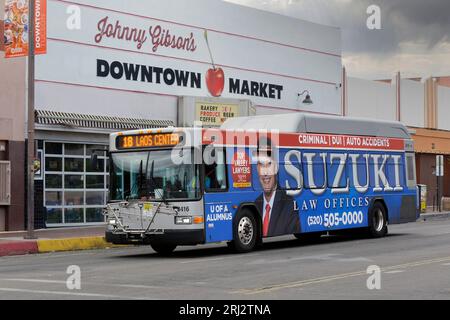 Öffentliche Verkehrsmittel in Tucson AZ mit farbenfroher Werbefolie an den Seiten und hinten. Stockfoto