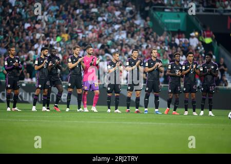 Schweigeminute Leroy sane von Bayern München Noussair Mazraoui vom FC Bayern München Dayot Upamecano vom FC Bayern München Leon Goretzka von Bayern München München Sven Ulreich vom FC Bayern München München Joshua Kimmich von Bayern München Min Jae Kim vom FC Bayern München Harry Kane von Bayern München Kingsley Coman of Bayern München Jamal Musiala of Bayern München Alphonso Davies of Bayern München BREMEN, DEUTSCHLAND - 18. AUGUST: Bundesligaspiel zwischen dem SV Werder Bremen und dem FC Bayern MŸnchen im Wohninvest Weserstadion am 18. August 2023 in Bremen. Fussball 1 Stockfoto