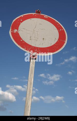 Kratzendes und rundes Schild, das alle Arten von Fahrzeugen mit Einem roten Rand und weißem Hintergrund verbietet, die an Einem Pol gegen Einen blauen Himmel befestigt sind Stockfoto