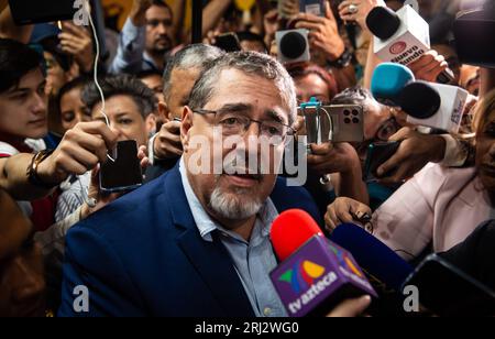 Guatemala-Stadt, Guatemala-Stadt, Guatemala. August 2023. BERNARDO AREVALO, Kandidat für die Präsidentschaft der Movimiento Semilla-Partei, stimmte im Colegio La Patria in der Zone 2 von Guatemala-Stadt. (Bild: © Fernando Chuy/ZUMA Press Wire) NUR REDAKTIONELLE VERWENDUNG! Nicht für kommerzielle ZWECKE! Stockfoto