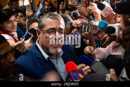 Guatemala-Stadt, Guatemala-Stadt, Guatemala. August 2023. BERNARDO AREVALO, Kandidat für die Präsidentschaft der Movimiento Semilla-Partei, stimmte im Colegio La Patria in der Zone 2 von Guatemala-Stadt. (Bild: © Fernando Chuy/ZUMA Press Wire) NUR REDAKTIONELLE VERWENDUNG! Nicht für kommerzielle ZWECKE! Stockfoto