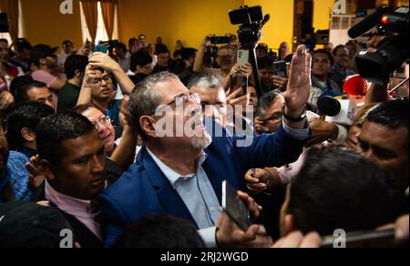 Guatemala-Stadt, Guatemala-Stadt, Guatemala. August 2023. BERNARDO AREVALO, Kandidat für die Präsidentschaft der Movimiento Semilla-Partei, stimmte im Colegio La Patria in der Zone 2 von Guatemala-Stadt. (Bild: © Fernando Chuy/ZUMA Press Wire) NUR REDAKTIONELLE VERWENDUNG! Nicht für kommerzielle ZWECKE! Stockfoto