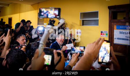 Guatemala-Stadt, Guatemala-Stadt, Guatemala. August 2023. BERNARDO AREVALO, Kandidat für die Präsidentschaft der Movimiento Semilla-Partei, stimmte im Colegio La Patria in der Zone 2 von Guatemala-Stadt. (Bild: © Fernando Chuy/ZUMA Press Wire) NUR REDAKTIONELLE VERWENDUNG! Nicht für kommerzielle ZWECKE! Stockfoto