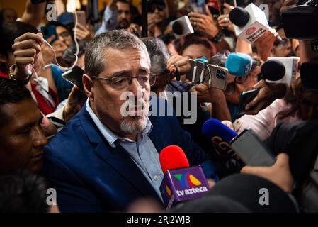 Guatemala-Stadt, Guatemala-Stadt, Guatemala. August 2023. BERNARDO AREVALO, Kandidat für die Präsidentschaft der Movimiento Semilla-Partei, stimmte im Colegio La Patria in der Zone 2 von Guatemala-Stadt. (Bild: © Fernando Chuy/ZUMA Press Wire) NUR REDAKTIONELLE VERWENDUNG! Nicht für kommerzielle ZWECKE! Stockfoto