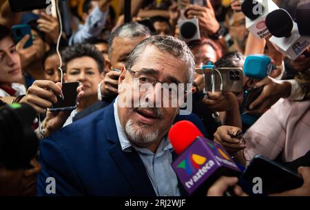 Guatemala-Stadt, Guatemala-Stadt, Guatemala. August 2023. BERNARDO AREVALO, Kandidat für die Präsidentschaft der Movimiento Semilla-Partei, stimmte im Colegio La Patria in der Zone 2 von Guatemala-Stadt. (Bild: © Fernando Chuy/ZUMA Press Wire) NUR REDAKTIONELLE VERWENDUNG! Nicht für kommerzielle ZWECKE! Stockfoto