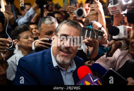 Guatemala-Stadt, Guatemala-Stadt, Guatemala. August 2023. BERNARDO AREVALO, Kandidat für die Präsidentschaft der Movimiento Semilla-Partei, stimmte im Colegio La Patria in der Zone 2 von Guatemala-Stadt. (Bild: © Fernando Chuy/ZUMA Press Wire) NUR REDAKTIONELLE VERWENDUNG! Nicht für kommerzielle ZWECKE! Stockfoto