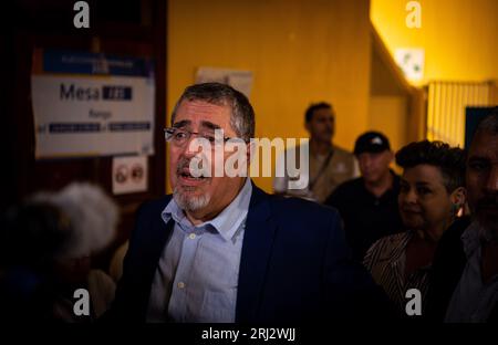 Guatemala-Stadt, Guatemala-Stadt, Guatemala. August 2023. BERNARDO AREVALO, Kandidat für die Präsidentschaft der Movimiento Semilla-Partei, stimmte im Colegio La Patria in der Zone 2 von Guatemala-Stadt. (Bild: © Fernando Chuy/ZUMA Press Wire) NUR REDAKTIONELLE VERWENDUNG! Nicht für kommerzielle ZWECKE! Stockfoto