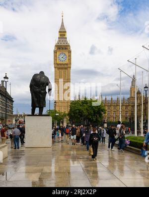 London, Großbritannien - 31. Juli 2023; nasser Sommertag mit Elizabeth Tower und Sir Winston Churchill Statue Stockfoto
