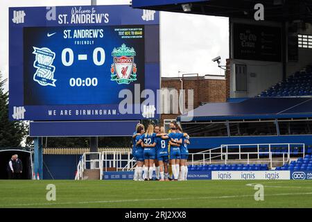 Birmingham, Großbritannien. August 2023. Birmingham, England, 20. August 2023: Team Huddle während des vorsaisonalen Freundschaftsfußballspiels zwischen Birmingham City und Liverpool in St Andrews in Birmingham, England (Natalie Mincher/SPP) Credit: SPP Sport Press Photo. Alamy Live News Stockfoto