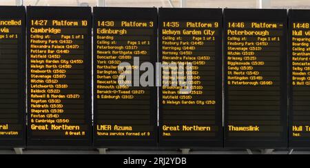 London, Großbritannien - 29. Juli 2023; London Kings Cross Railway Endstation elektronische Abflugkarte Stockfoto