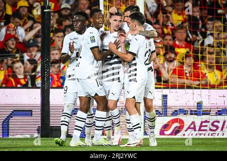 Lens, Frankreich, Frankreich. August 2023. Benjamin BOURIGEAUD von Rennes feiert sein Tor mit seinen Teamkollegen während des Ligue-1-Spiels zwischen RC Lens und Stade Rennais (Rennes) im Bollaert-Delelis-Stadion am 20. August 2023 in Lens, Frankreich. (Bild: © Matthieu Mirville/ZUMA Press Wire) NUR REDAKTIONELLE VERWENDUNG! Nicht für kommerzielle ZWECKE! Stockfoto