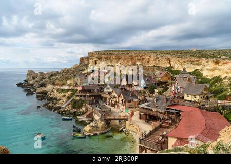 Mellieha, Malta - Februar 12. 2022: Am Ufer der Anchor Bay befindet sich das Drehort-Dorf, das für den Film Popeye aus dem Jahr 1980 gebaut wurde. Stockfoto