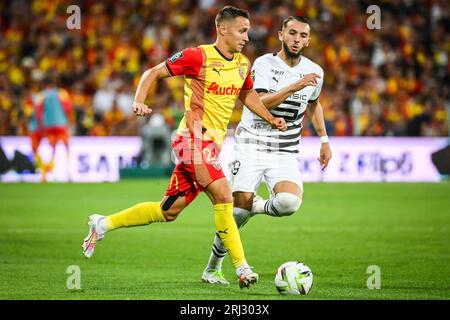 Lens, Frankreich, Frankreich. August 2023. Przemyslaw Adam FRANKOWSKI von Lens und Amine GOUIRI von Rennes während des Ligue-1-Spiels zwischen RC Lens und Stade Rennais (Rennes) im Bollaert-Delelis-Stadion am 20. August 2023 in Lens, Frankreich. (Bild: © Matthieu Mirville/ZUMA Press Wire) NUR REDAKTIONELLE VERWENDUNG! Nicht für kommerzielle ZWECKE! Stockfoto