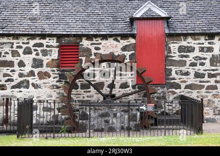 Das Wasserrad in der Torabhaig Whisky Distillery in Teangue auf der Isle of Skye Stockfoto