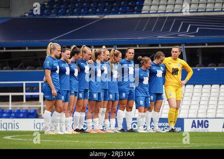 Birmingham, Großbritannien. August 2023. Birmingham, England, 20. August 2023: Die Spieler respektieren Trevor Francis während des vorsaisonalen Freundschaftsfußballspiels zwischen Birmingham City und Liverpool in St. Andrews in Birmingham (Natalie Mincher/SPP) Credit: SPP Sport Press Photo. Alamy Live News Stockfoto