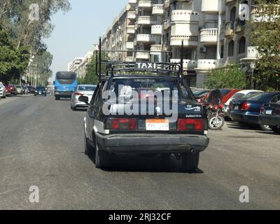 Kairo, Ägypten, 4. August 2023: Ein altes schwarz-weißes Cairo Egyptian Taxi, Kairo Taxi mit altem Stil und altem Zähler, der durch das neue wh ersetzt wird Stockfoto