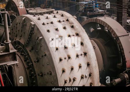 Mühle mahlt Erz in einer Erzaufbereitungsanlage. Stockfoto