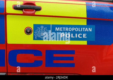 London, Großbritannien – 31. Juli 2023; Logo und Name der Metropolitan Police in Farben an der Seite der Fahrzeugtür Stockfoto