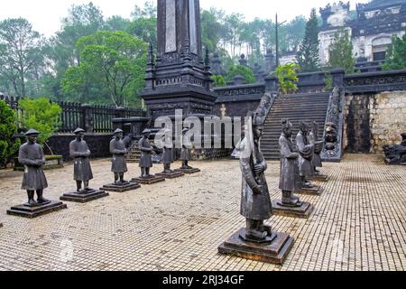 Gruppe von Mandarinen-Steinsoldaten-Skulpturen im Hof des Mausoleums des vietnamesischen Kaisers - Khai Dinh Grab, Hue, Vietnam Stockfoto