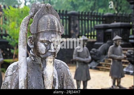 Gruppe von Mandarinen-Steinsoldaten-Skulpturen im Hof des Mausoleums des vietnamesischen Kaisers - Khai Dinh Grab, Hue, Vietnam Stockfoto