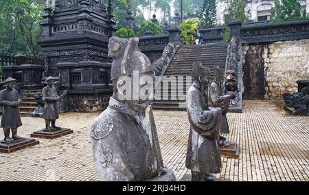 Gruppe von Mandarinen-Steinsoldaten-Skulpturen im Hof des Mausoleums des vietnamesischen Kaisers - Khai Dinh Grab, Hue, Vietnam Stockfoto