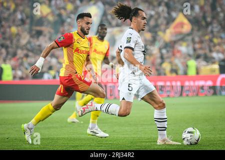 Lens, Frankreich, Frankreich. August 2023. Adrien THOMASSON von Lens und Arthur THEATE von Rennes während des Ligue-1-Spiels zwischen RC Lens und Stade Rennais (Rennes) im Bollaert-Delelis-Stadion am 20. August 2023 in Lens, Frankreich. (Bild: © Matthieu Mirville/ZUMA Press Wire) NUR REDAKTIONELLE VERWENDUNG! Nicht für kommerzielle ZWECKE! Stockfoto