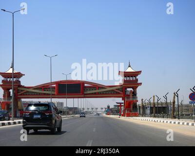 Kairo, Ägypten, Juli 29 2023: Shinzo Abe-Achs-Autobahn in Ägypten mit Fußgängerbrücke im traditionellen japanischen Architekturstil, der Stockfoto