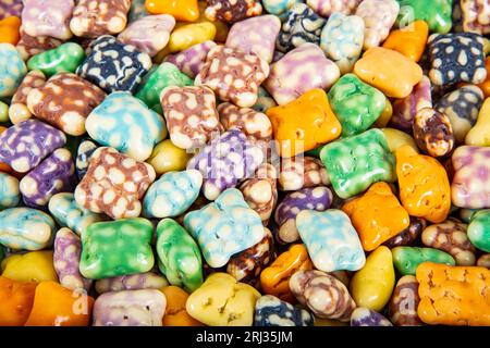 Milchschokoladenbonbons in der Schale mit Gelee-Zuckergummi und Lakritzallsorten und Fruchtsherbet-Bonbons. Mit Marshmallows und Erdbeerbonbons. Stockfoto