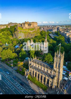 Luftaufnahme von Edinburgh in Richtung Burg und Princes Street Gardens mit St John’s Scottish Episcopal Church und der Pfarrkirche St Cuthbert ( Stockfoto