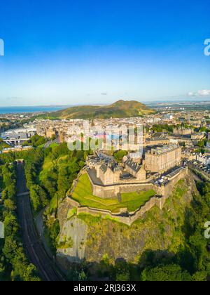 Luftaufnahme von Edinburgh Castle und Princes Street Gardens, Schottland, Großbritannien Stockfoto