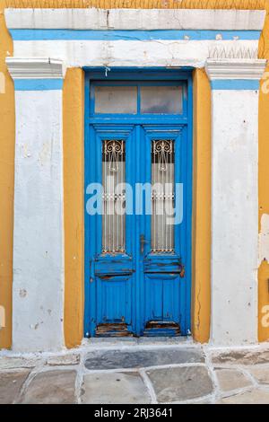Traditionelle Holztür im malerischen Dorf Lefkes auf der Insel Paros, Kykladen, Griechenland, Europa. Stockfoto