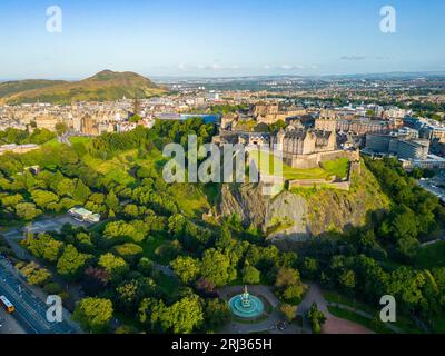 Luftaufnahme von Edinburgh Castle und Princes Street Gardens, Schottland, Großbritannien Stockfoto