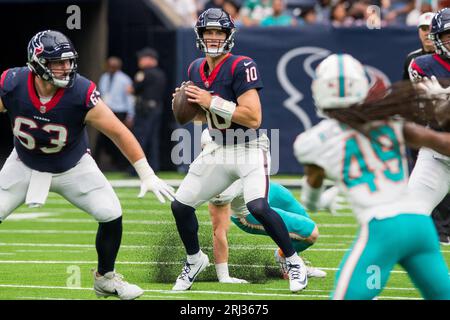 19. August 2023: Houston Texans Quarterback Davis Mills (10) will während eines Vorbereitungsspiels zwischen den Miami Dolphins und den Houston Texans in Houston, TX, bestehen. Trask Smith/CSM Stockfoto