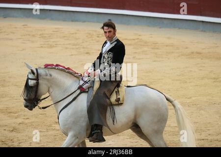 Der Rejoneador Iván Magro bekämpft den Stier während einer Corrida de Rejones in der Stierkampfarena Las Ventas in Madrid. Madrid Spanien. 20.08.2023, Stockfoto