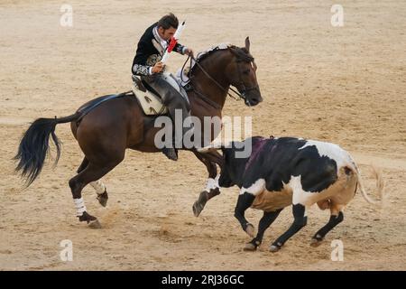 Der Rejoneador Iván Magro bekämpft den Stier während einer Corrida de Rejones in der Stierkampfarena Las Ventas in Madrid. Madrid Spanien. 20.08.2023, Stockfoto